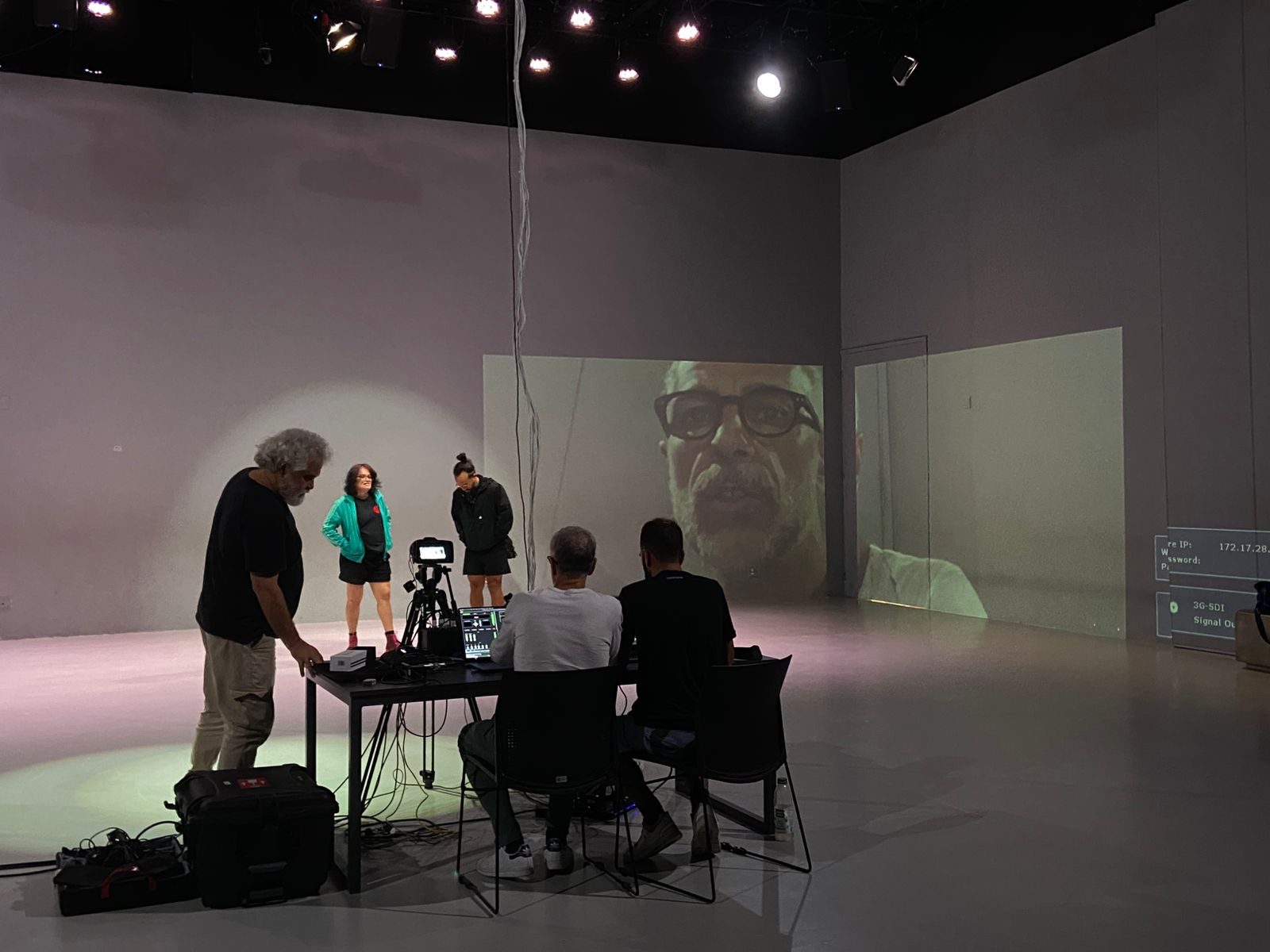 Équipe de Studio SIT en plein travail d'intégration technologique, projection en téléprésence au Musée de l'Image et du Son de Fortaleza, au Brésil